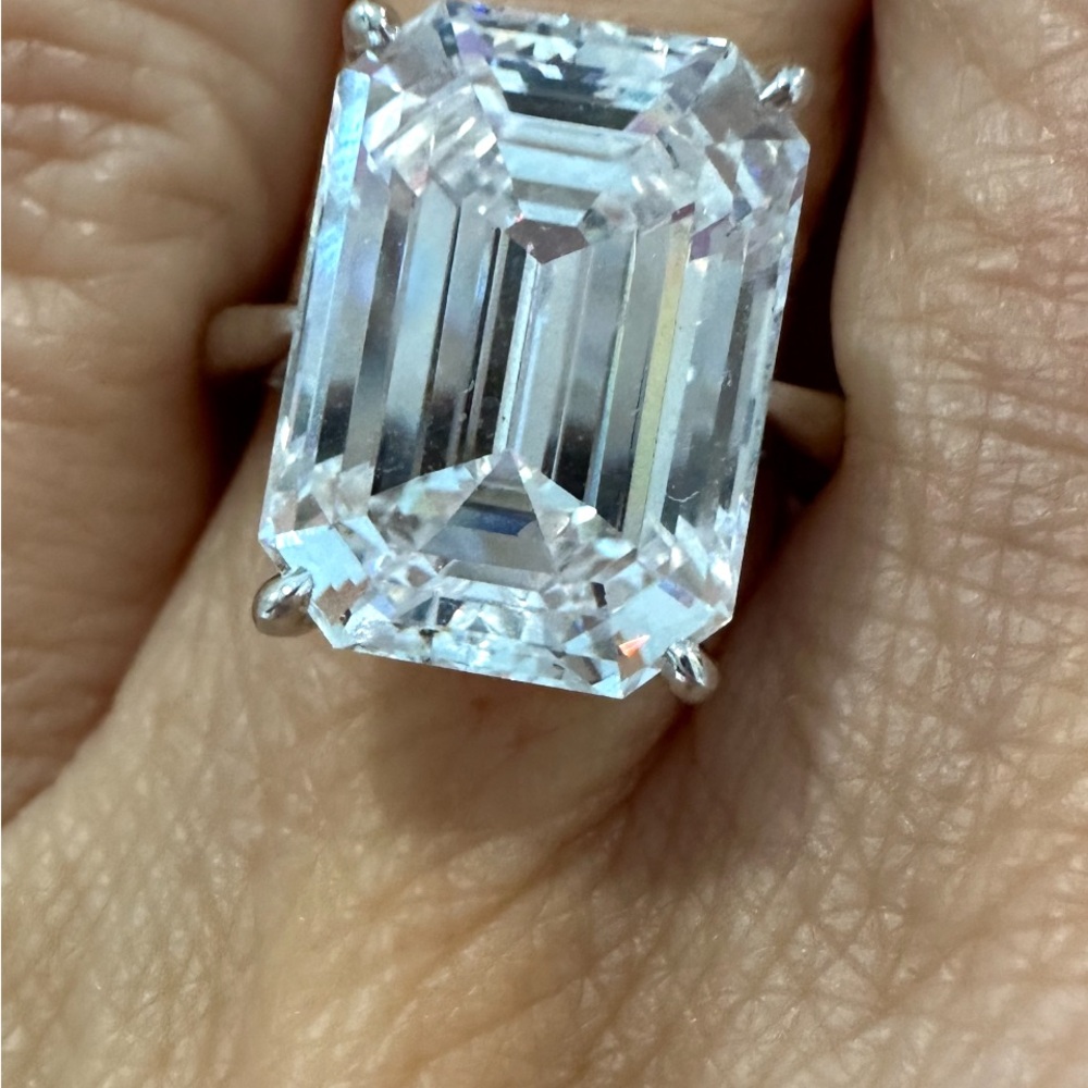 Elegant Silver Ring with Clear Gemstone